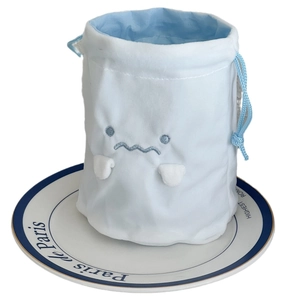 Schattige witte pluchen tas met trekkoord en blauw borduurwerk met 3D-details