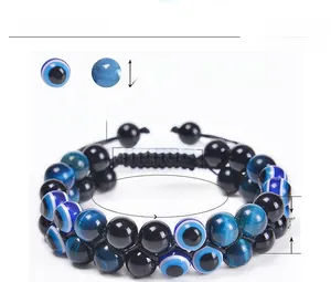 Dettaglio del bracciale a doppio strato con perle occhio di tigre blu 8mm e cordino