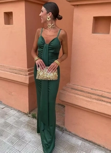 Robe longue en satin vert foncé à col en V sans manches avec des détails plissés