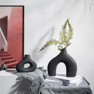 Set van twee zwarte keramische vazen in minimalistische organische vormen met matte afwerking