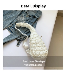 Vue détaillée du sac de poitrine bouffant blanc avec texture plissée et fermeture éclair