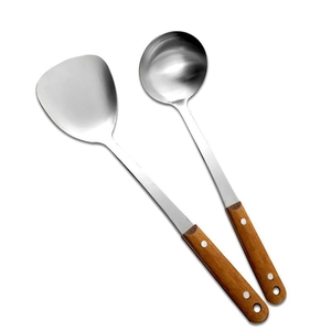 Ensemble spatule et louche en acier inoxydable poli avec manches ergonomiques en bois