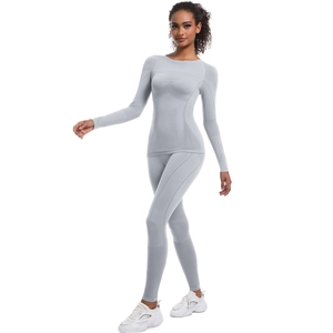 Dettaglio del set yoga grigio chiaro senza cuciture con leggings a vita alta e top a maniche