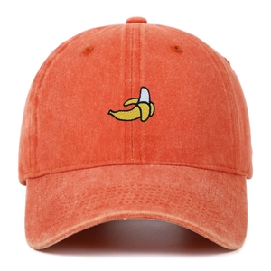 Détail de la broderie banane jaune sur la casquette en coton délavé orange vif