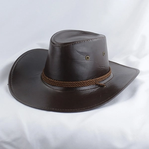 Détail d'un chapeau de cowboy en similicuir marron avec corde tressée et œillets