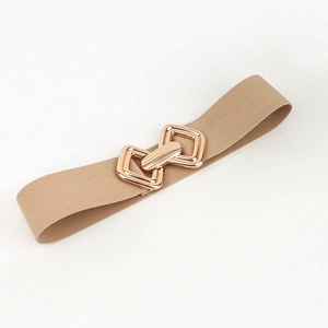 Gros plan sur ceinture élastique kaki avec boucle métallique dorée entrelacée pour femme