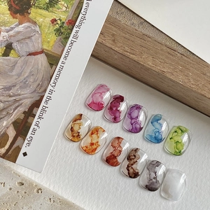 Detailansicht von 11 Nagelkunst-Sets mit Aquarell-Marmor-Tintentextur-Design