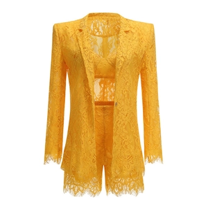 Completo tre pezzi in pizzo giallo con blazer, canotta e pantaloncini coordinati