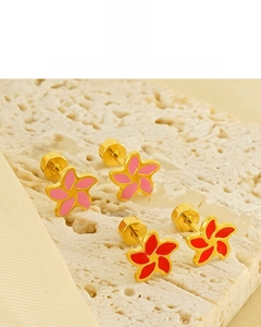 Detail von 18K vergoldeten Blumen-Ohrsteckern mit rosa und roten Emaille-Blüten