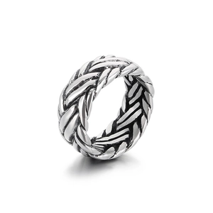 Anello intrecciato da uomo in acciaio inossidabile con finitura ossidata retrò grigia