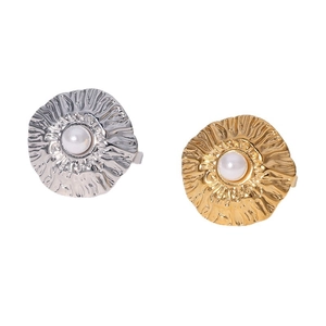 Adjustable stainless steel pearl ring with hammered texture in gold and silver finish