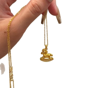Collana con ciondolo a cavallo a dondolo placcato oro 24K e zirconi per donna