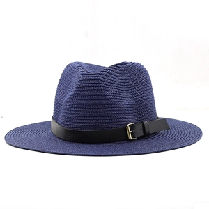 Détail d'un chapeau Panama bleu-violet avec bande en cuir noir et boucle en métal doré