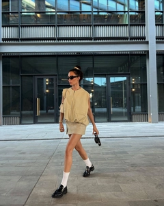 Schicke beige ärmellose Weste mit Reißverschluss, großen Taschen und passendem Minirock im Urban-Style
