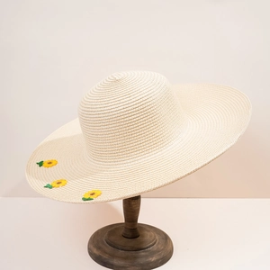 Cappello di paglia estivo a tesa larga con ricamo di girasoli gialli per la protezione solare