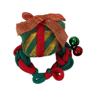Détail de l'élastique de Noël avec boîte cadeau et petites cloches en métal