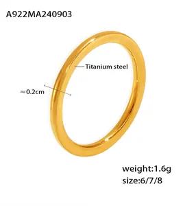 Détail de la bague en titane doré de 0,2cm montrant le poids et les dimensions