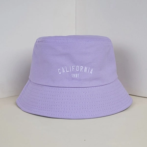Hellvioletter Anglerhut aus Baumwolle mit weißem California 1991 Stickerei und Sonnenschutz