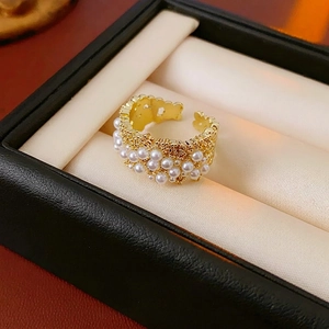 Elegante anello aperto placcato oro con perle in una scatola per gioielli di alta qualità