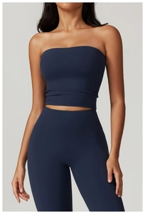 Détail du bandeau de sport bleu marine et du legging de fitness assorti pour femmes