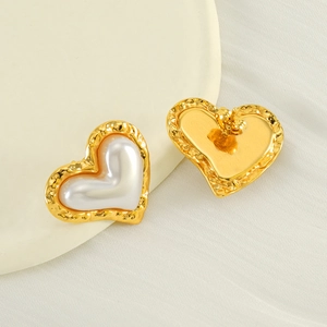 Elegant 18k gold plated heart-shaped pearl stud earrings with stainless steel butterfly back