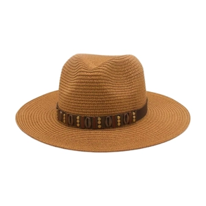 Détail d'un chapeau fedora en paille avec bande en cuir et perles de style bohème