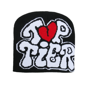 Bonnet noir en maille avec lettres TOP TIER blanches et motif coeur rouge pour l'hiver