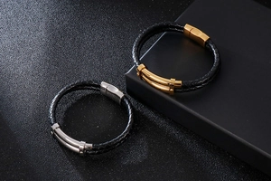 Détail d'un bracelet en cuir tressé double couche avec fermoirs magnétiques or et argent