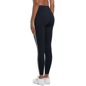 Vue détaillée du legging de yoga noir à taille haute avec rayures blanches et effet galbant