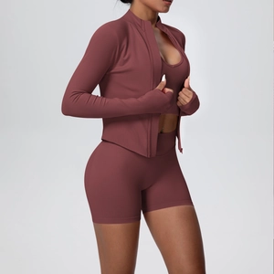 Détail de l'ensemble de yoga côtelé marron rouge avec manches passe-pouce et short taille haute