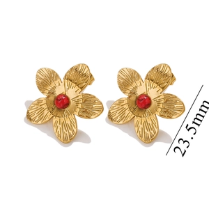 Detail of flower stud earrings in 18K gold finish with red bead center, size 23.5mm