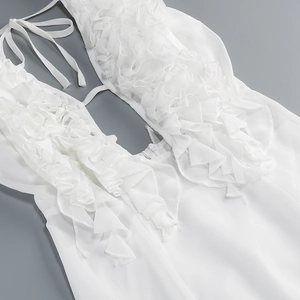 Detailansicht des weißen Neckholder-Ausschnitts mit eleganten Chiffon-Stufenvolants