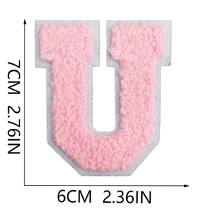 Dettaglio della toppa ricamata con lettera U in ciniglia rosa con dimensioni in cm e pollici