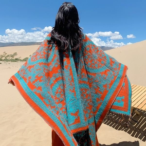 Boho-Schal in Orange und Türkis mit Paisleymuster und Fransen in einer Wüstenkulisse