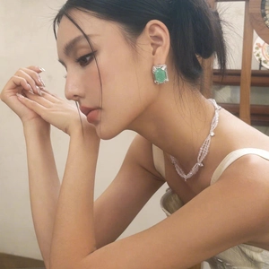 Elegant 18K gold vintage earrings with green square gemstone and pearl necklace set