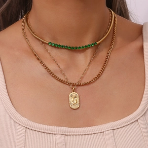 Collier doré multi-rangs avec pendentif Poisson et pierre de zircon vert émeraude
