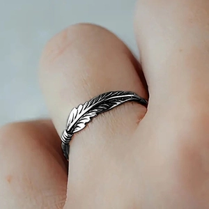 Macro-opname van vintage zilveren veerring met zirkonia steen en wikkelontwerp