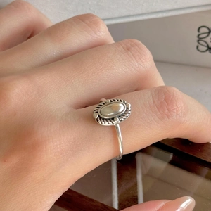 Vintage 925 sterling silver oval ring with twisted edge detail for women