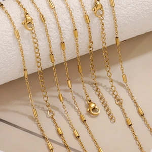 Chaîne en acier inoxydable plaqué or 18k avec perles cylindriques et fermoir mousqueton