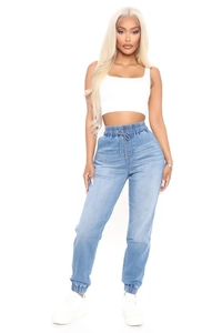 Détail du jean jogging taille haute avec cordon de serrage et chevilles élastiques