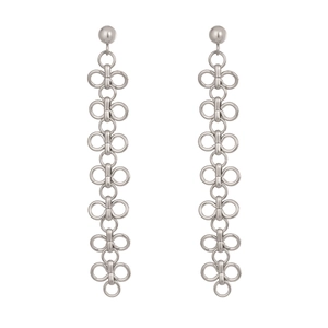 Détail de boucles d'oreilles pendantes en acier titane argenté à longues chaînes à maillons