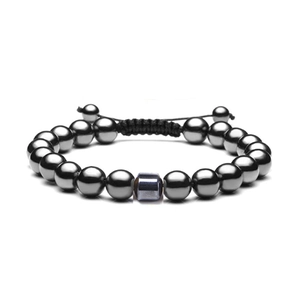 Dettaglio del bracciale con perline canna di fucile lucide e cordino intrecciato
