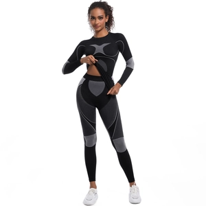 Détails de l'ensemble de yoga sans couture avec surpiqûres grises sur tissu noir