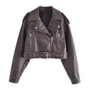 Détails de la veste de motard en similicuir marron foncé avec zips et ceinture à la taille
