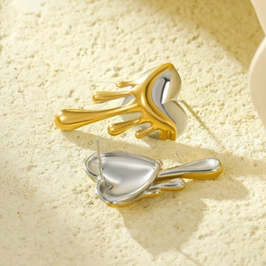 Retro melting heart stud earrings with 18K gold and silver two-tone fluid design