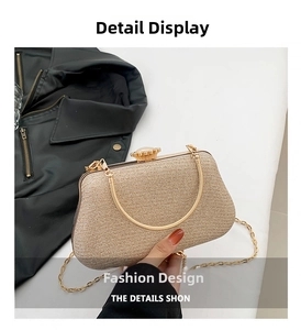 Dettaglio della pochette da sera glitterata con cornice dorata e chiusura a scatto