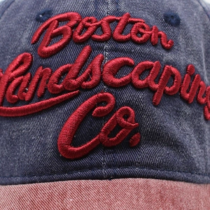 Nahaufnahme der 3D-Boston-Stickerei auf verwaschener Denim-Baseballkappe im Vintage-Stil