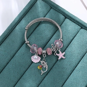 Pulsera bohemia de océano con cuentas de cristal rosa, delfín y concha en hilo de acero