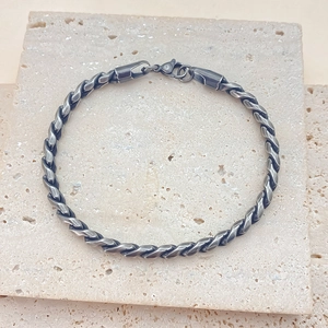Dettaglio della catena a fune intrecciata retrò con finitura vintage e chiusura a moschettone