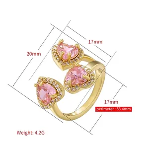 Anello regolabile placcato oro 18K con tre cuori in gemma rosa e accenti in zirconia